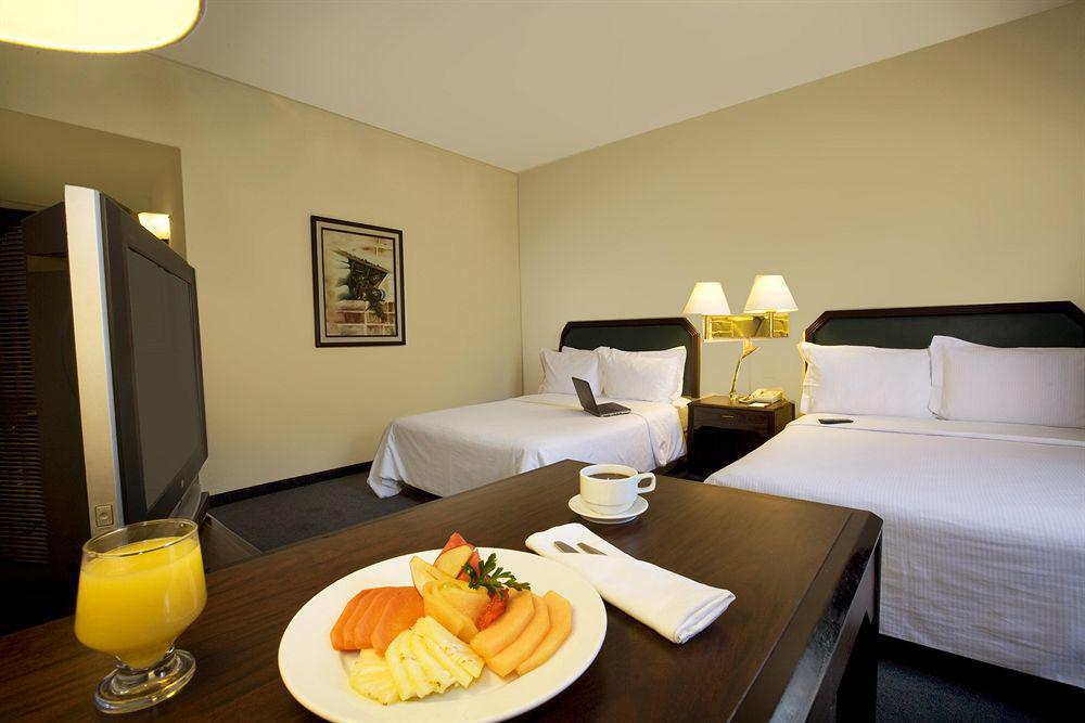 Fiesta Inn León Exteriör bild